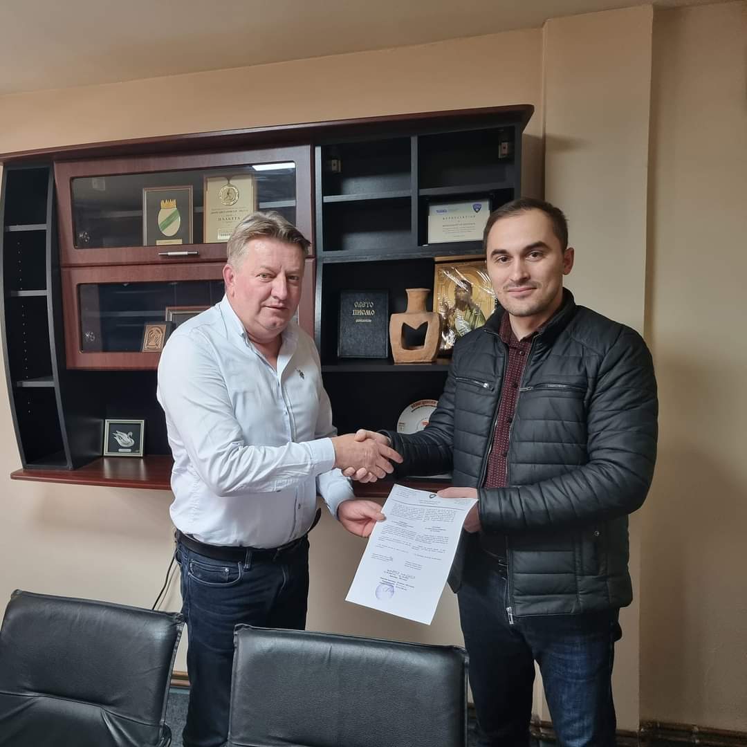 Согласно Одлуката за еднократна парична помош на семејствата со ...